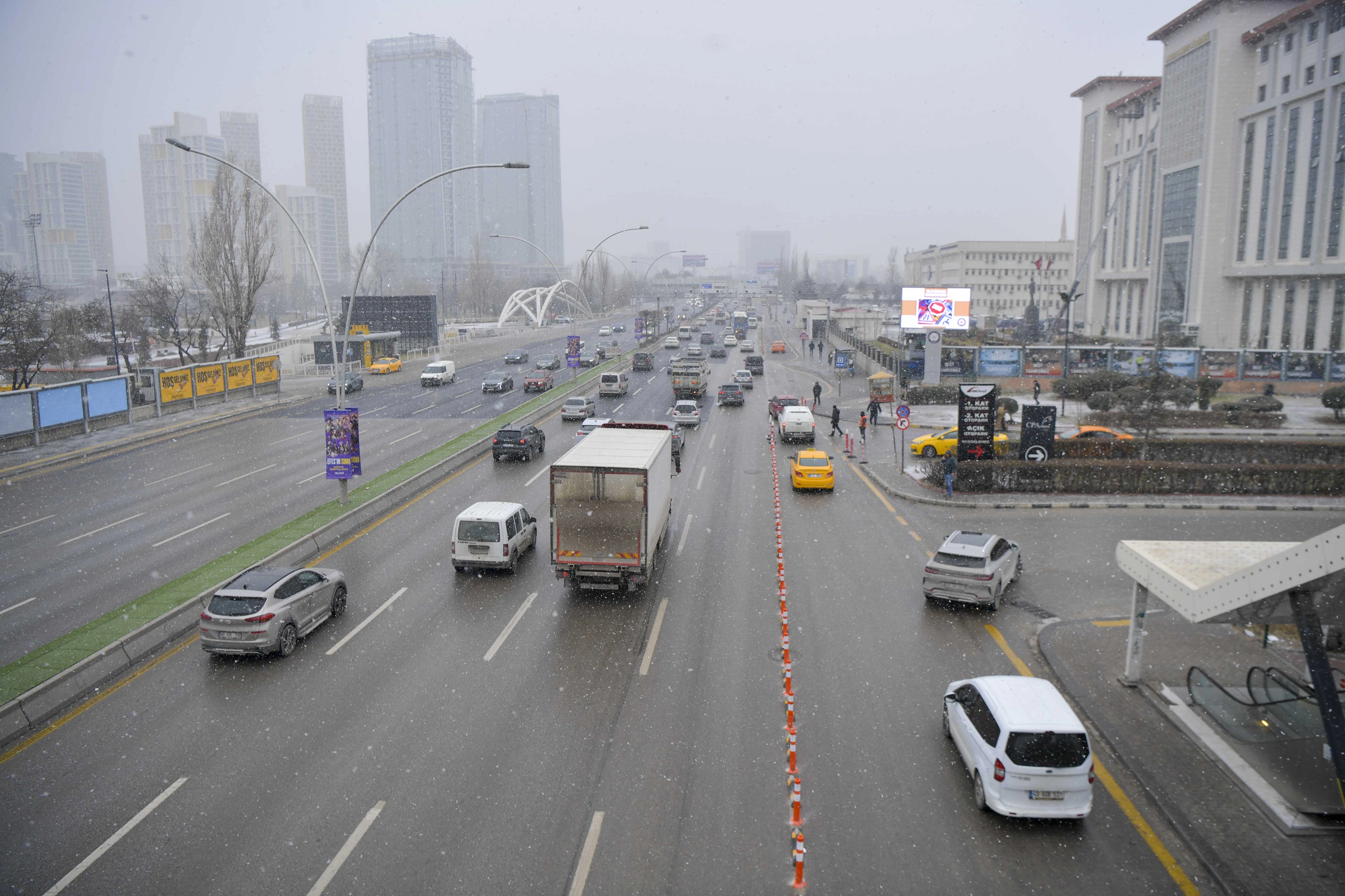 ABB AVM &ouml;nlerinde oluşan trafik sorununu &ccedil;&ouml;zmek i&ccedil;in sahada