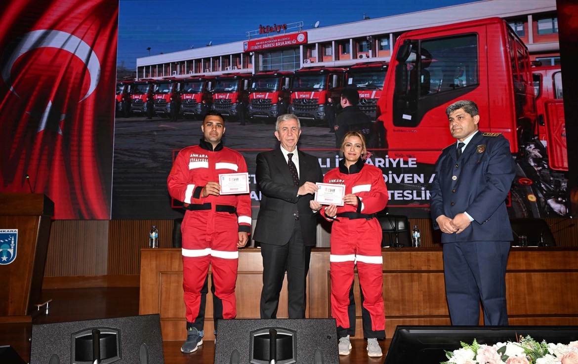 ABB Başkanı Mansur Yavaş, göreve yeni başlayan 300 itfaiye personeli ile bir araya geldi