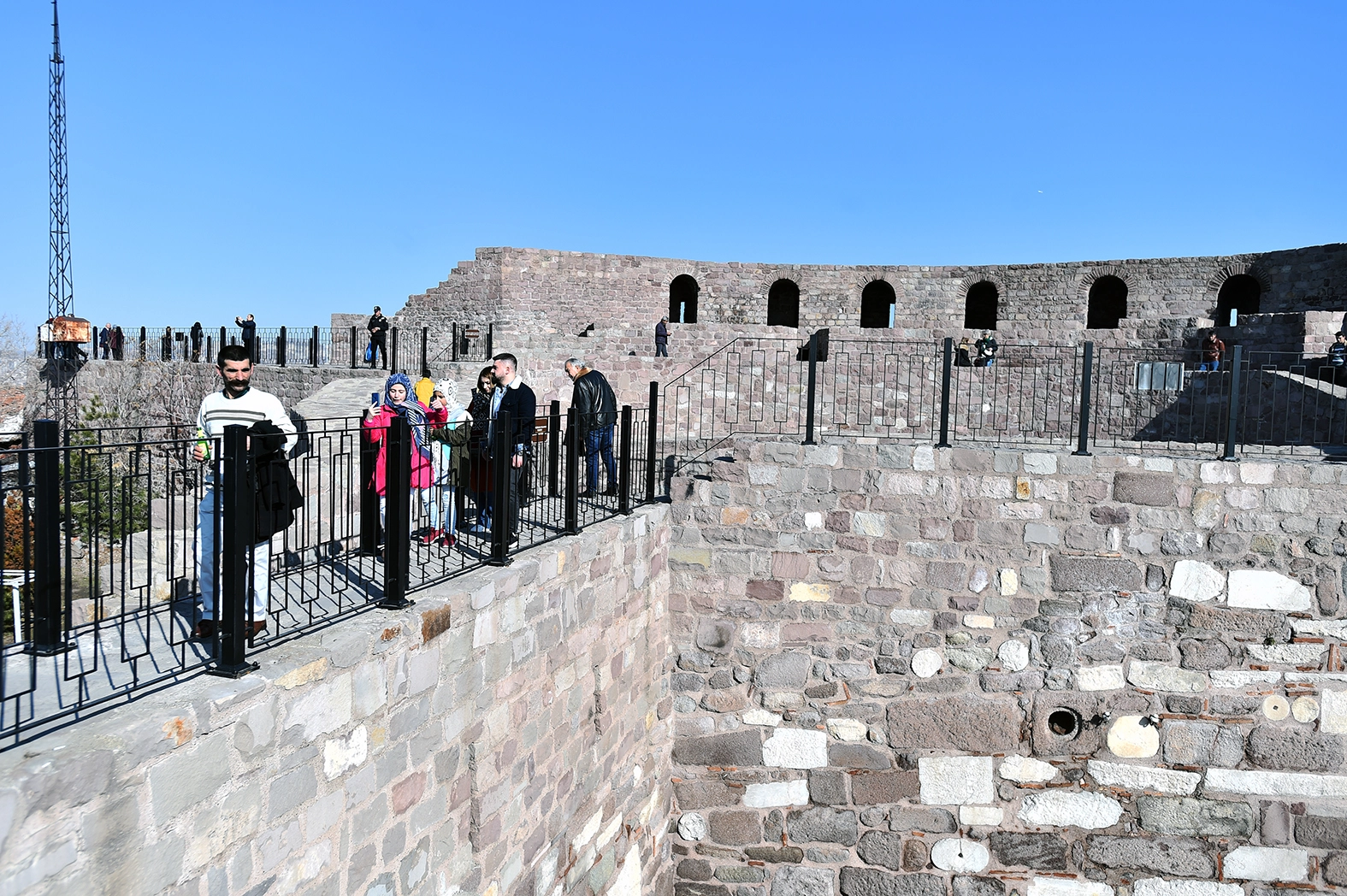Ankara Kalesi daha aydınlık, g&uuml;venli ve erişilenilir hale geldi