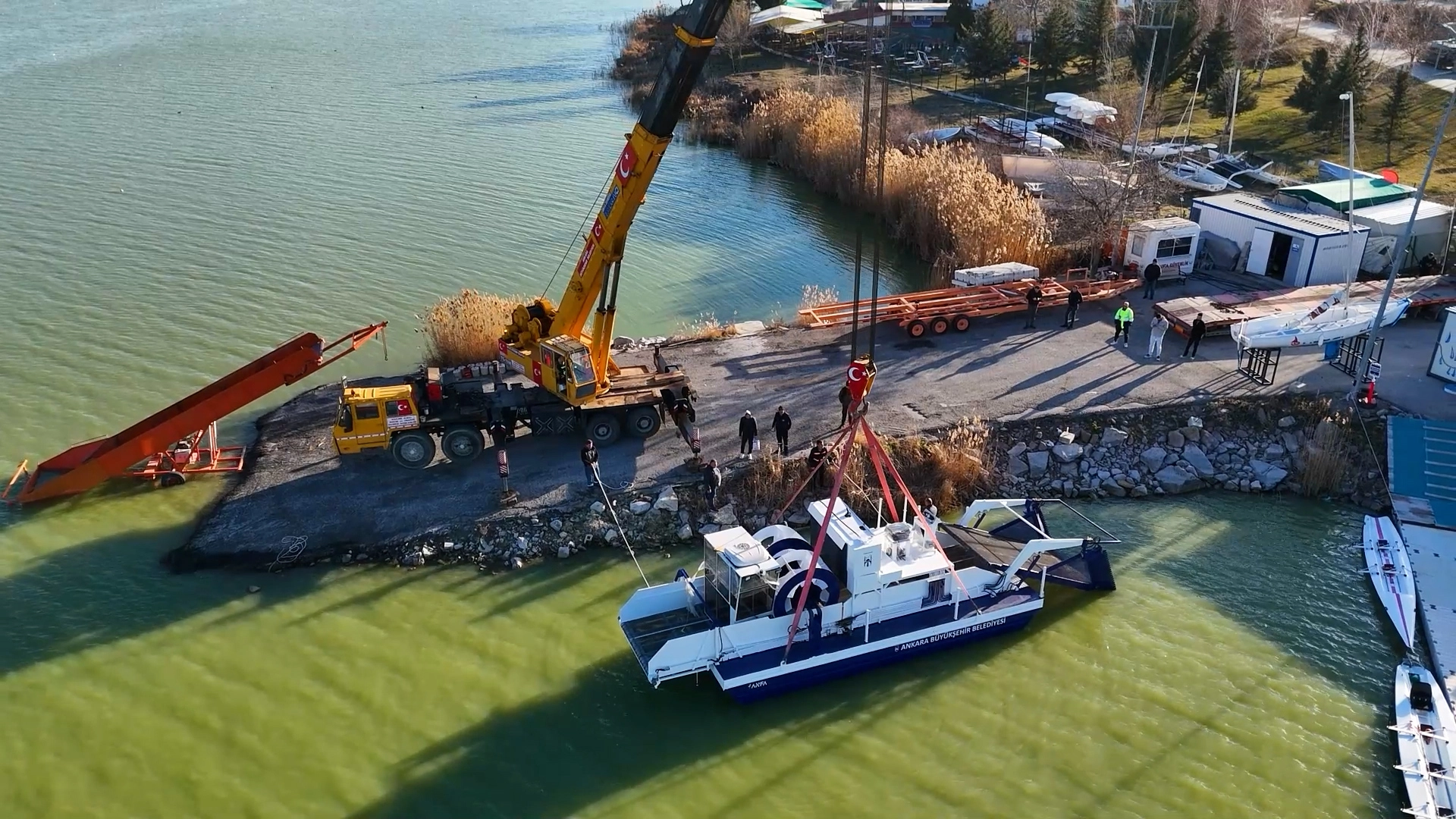 Başkentin g&ouml;l ve g&ouml;letlerinde temizlik &ccedil;alışmaları s&uuml;r&uuml;yor