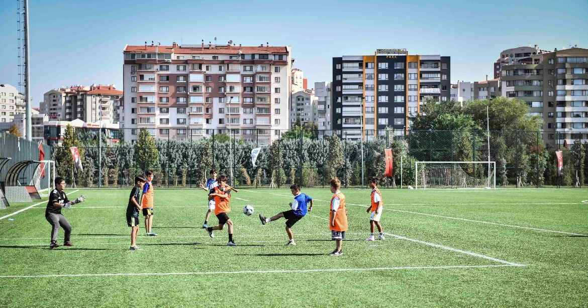 Başkentli çocuklar yaz tatilinde futbolla buluştu