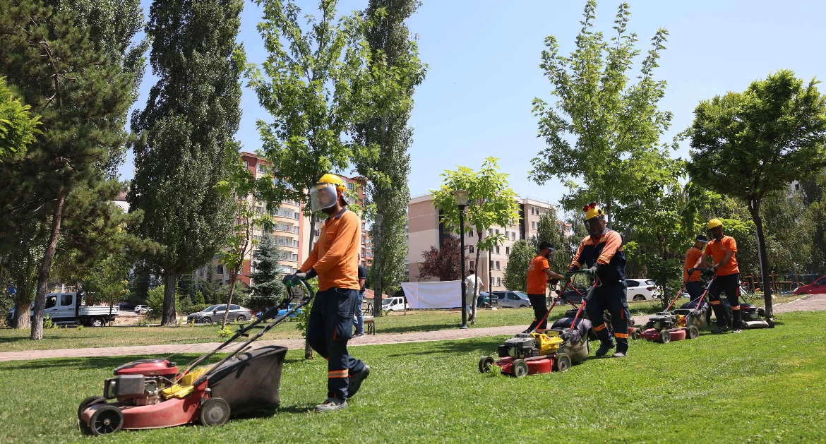 Çankaya’da parklarda çim biçmr ve ot temizleme mesaisi