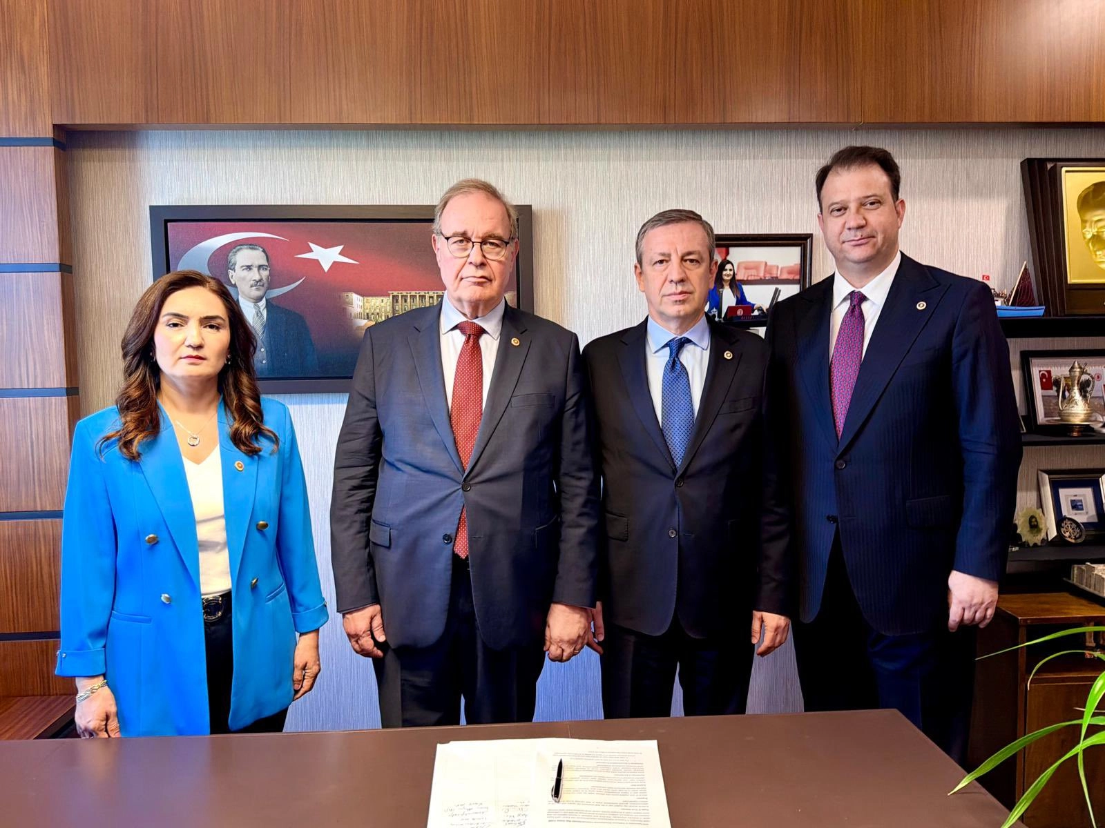 CHP &ldquo;&ccedil;er&ccedil;eve yasa&rdquo;yı imzaladı