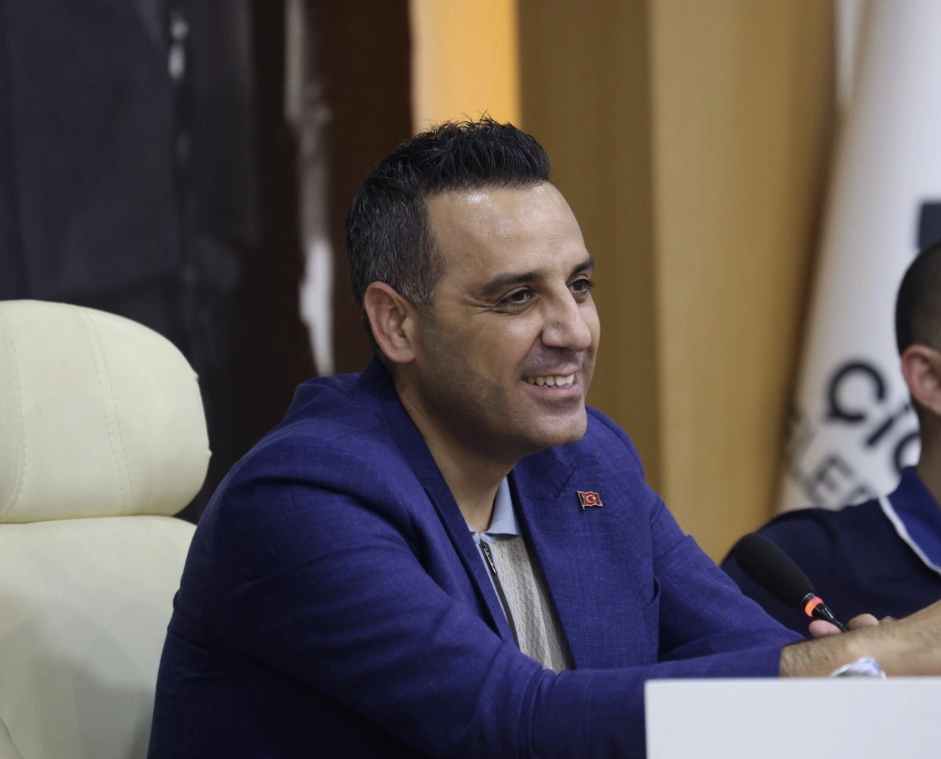 &Ccedil;iğli Belediye Başkanı Onur Emrah Yıldız&rsquo;ın makam aracına silahlı saldırı d&uuml;zenlendi