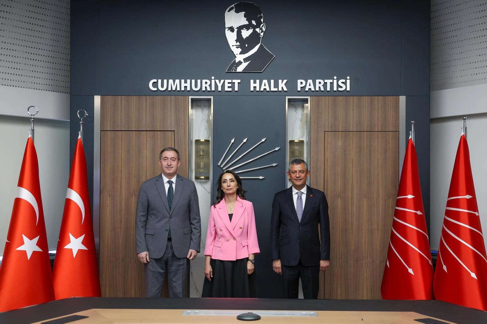 DEM Parti Eş Genel Başkanları, CHP Genel Merkezi’nde Özgür Özel’le bir araya geldi