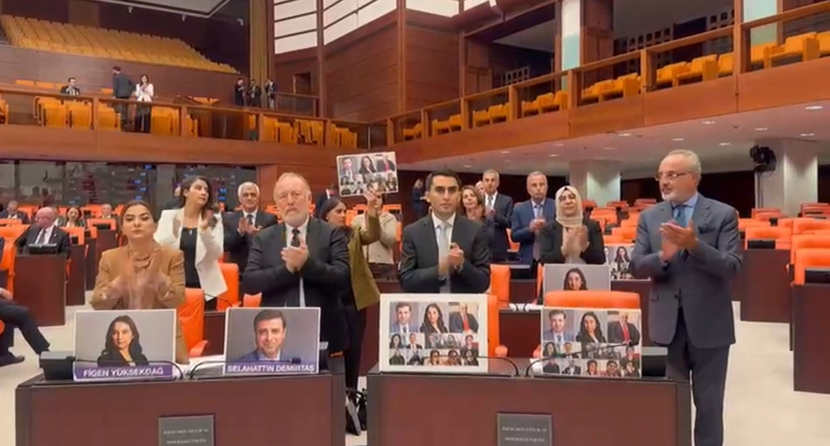 DEM Parti’den Genel Kurul’da protesto
