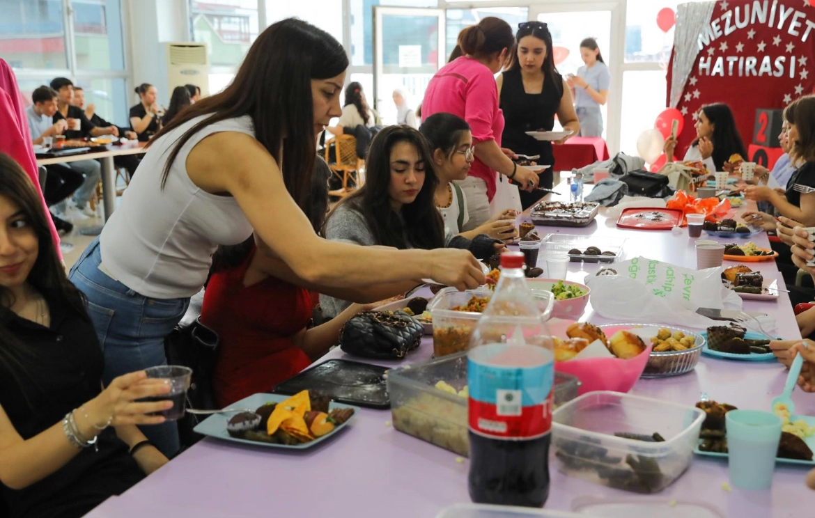 Etimesgut Belediyesi ETİGEM Kurs Merkezi 8. sınıf öğrencilerine mezuniyet partisi düzenledi