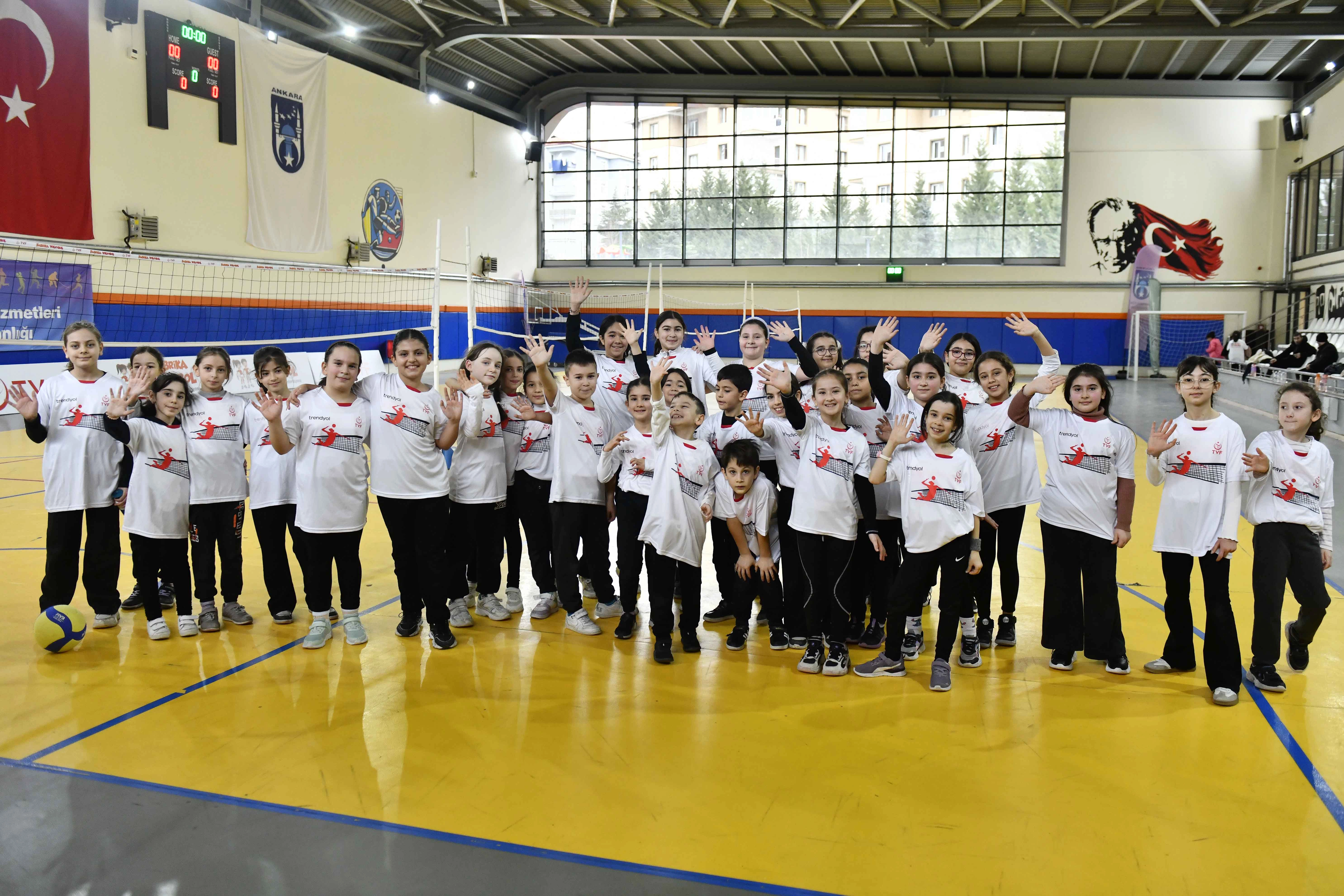 &ldquo;FABRİKA VOLEYBOL&rdquo; projesi ile 290 &ccedil;ocuk fileyle tanıştı