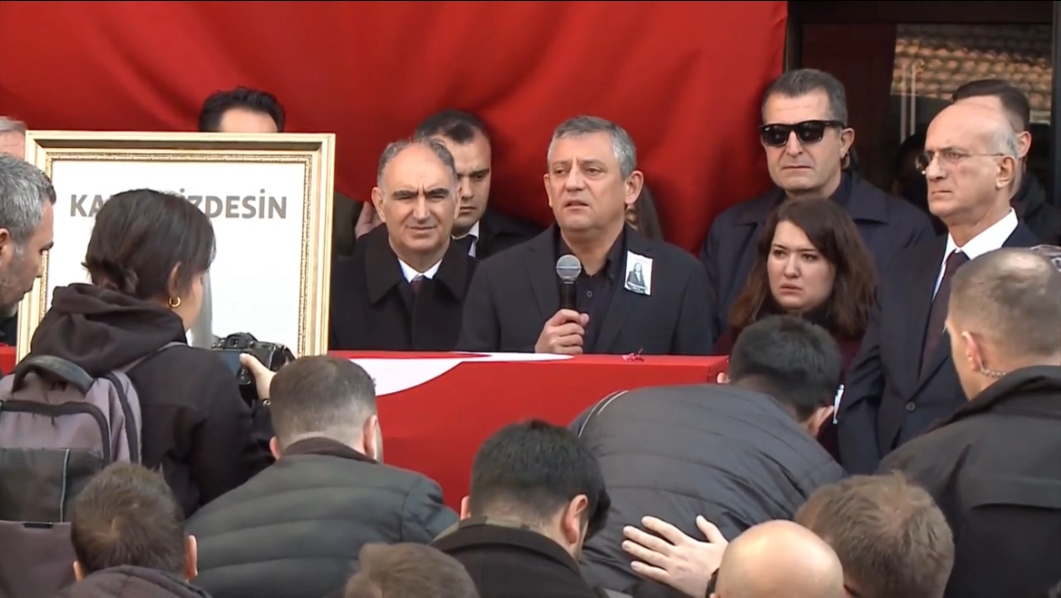 G&uuml;lşah Durbay i&ccedil;in belediye &ouml;n&uuml;nde t&ouml;ren d&uuml;zenlendi