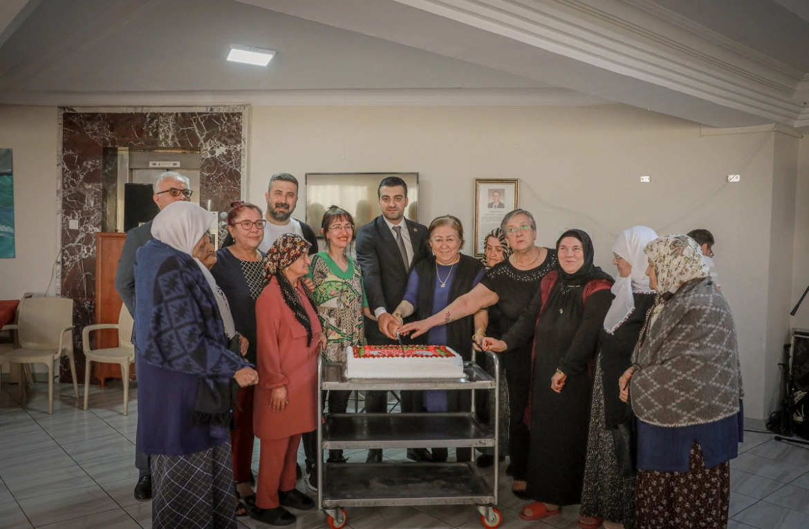 Keçiören Belediyesi’nin Huzurevi sakinlerine sürpriz anneler günü ziyareti