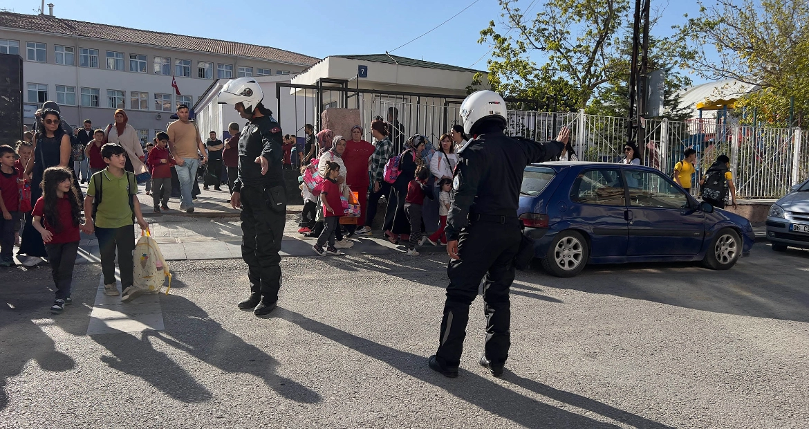 Keçiören Zabıtası’ndan okul önlerinde güvenli ulaşım seferberliği