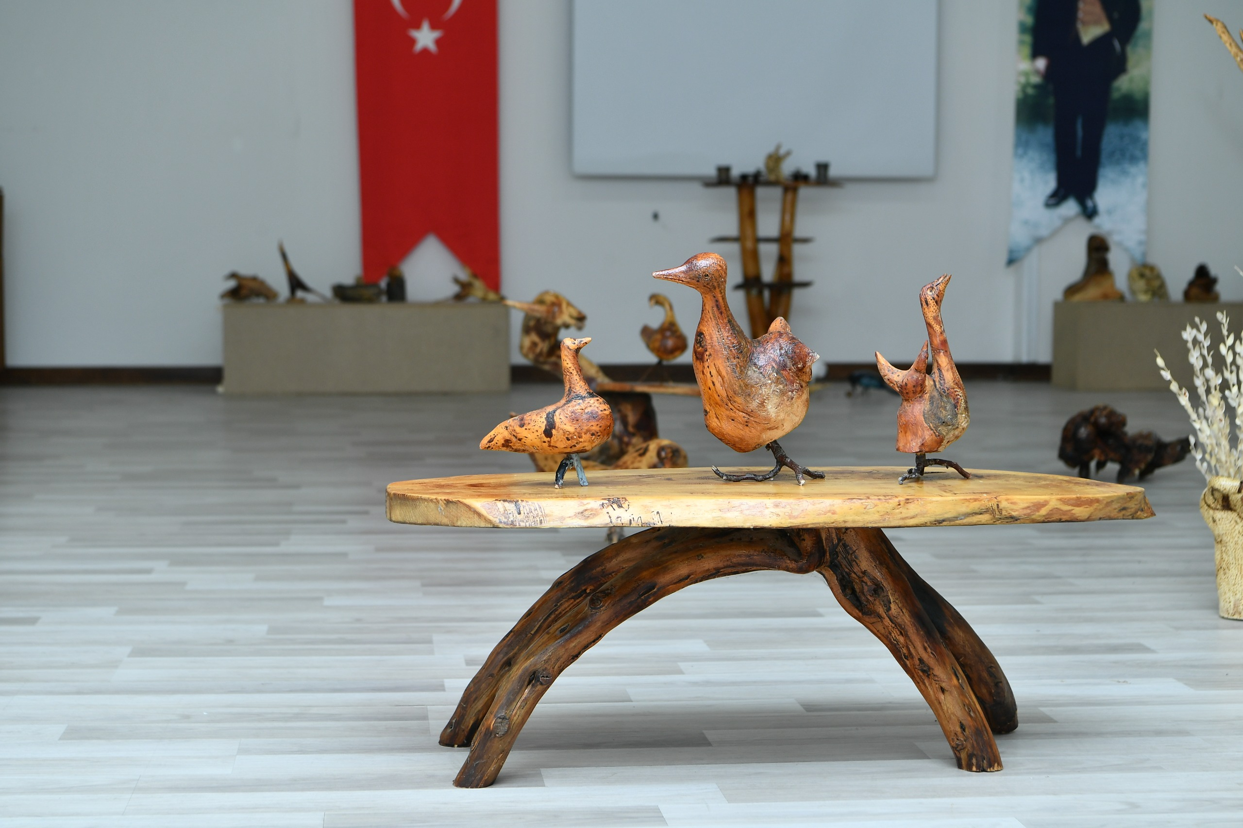 Kurumuş ağaçlar sanatla hayat buldu