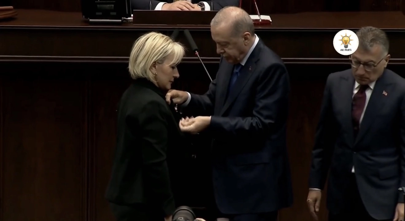 Nimet &Ouml;zdemir AKP&rsquo;ye katıldı