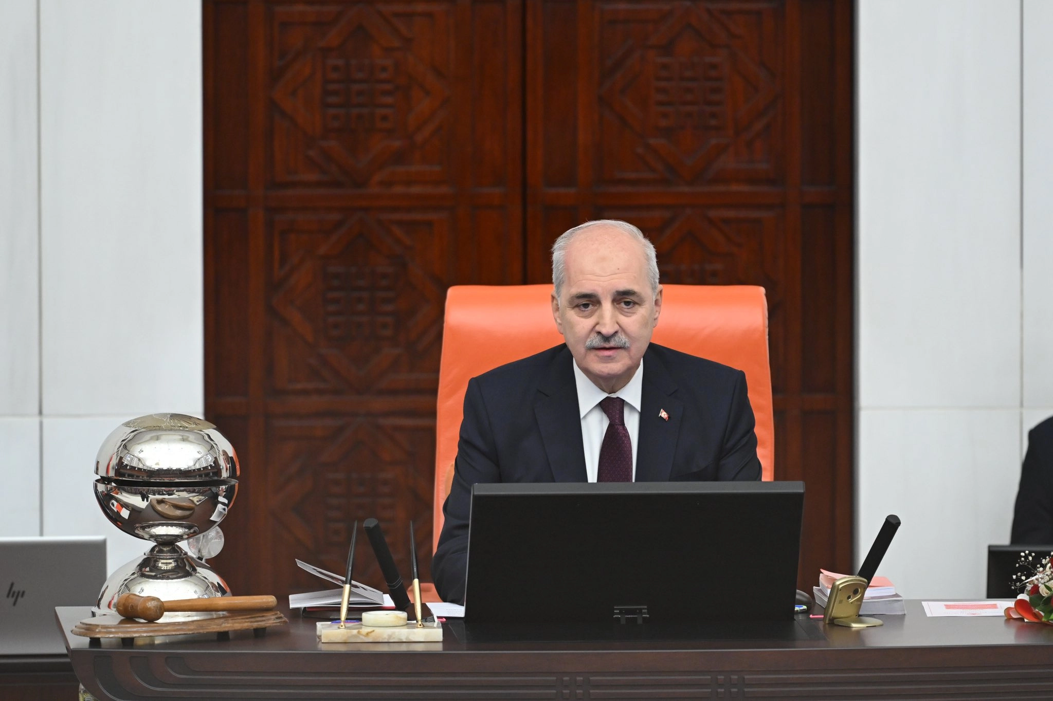 Numan Kurtulmuş &ccedil;er&ccedil;eve yasa teklifini imzaladı