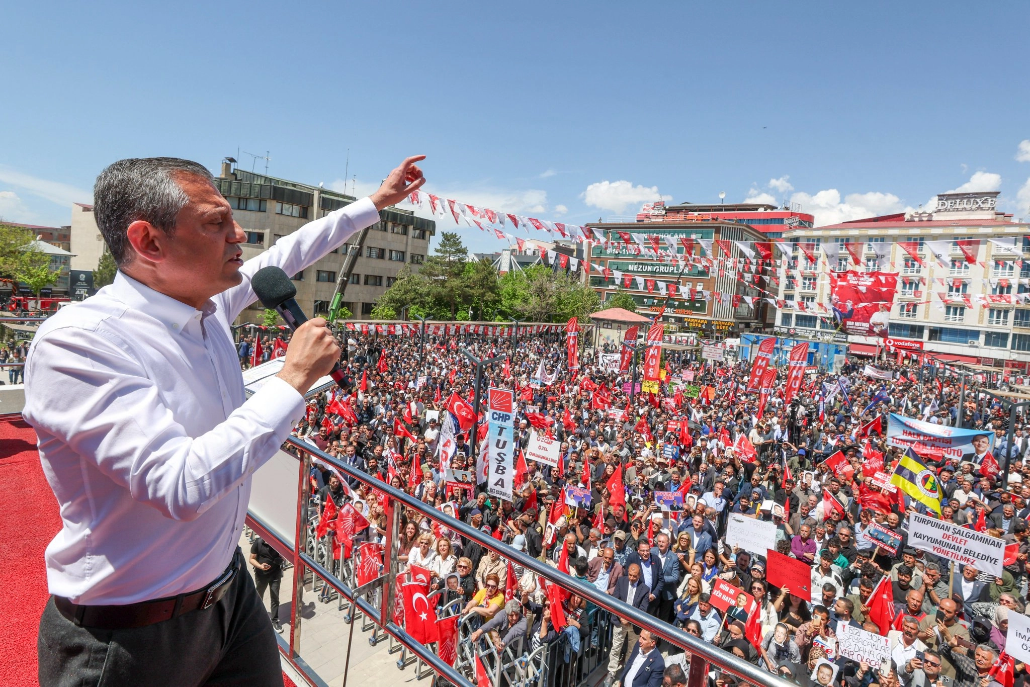 Özgür Özel: Cumhuriyet Halk Partisi olarak, barış ve demokrasinin tesisi konusundaki sorumluluğumuzun bilincindeyiz