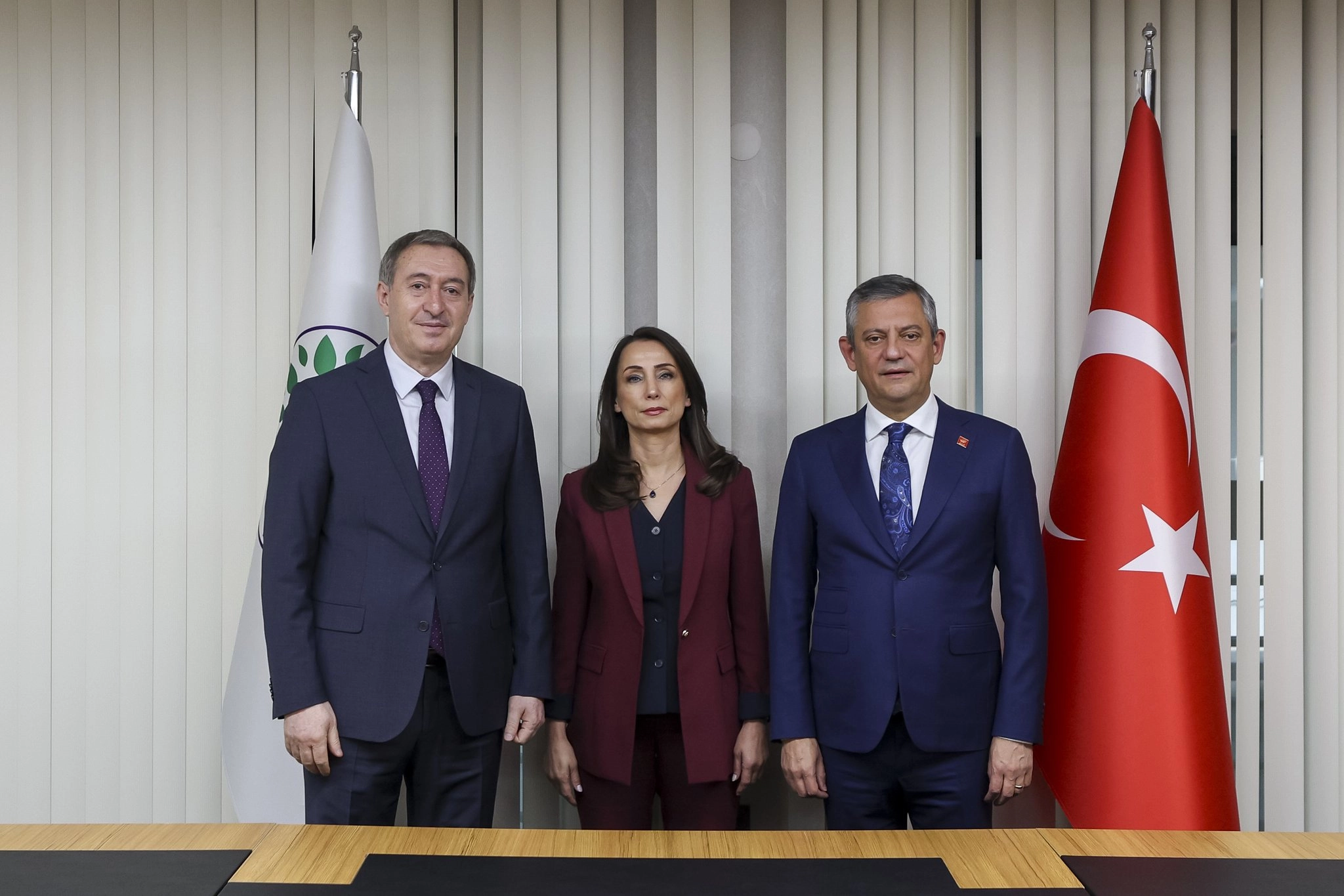 &Ouml;zg&uuml;r &Ouml;zel DEM Parti Genel Merkezi&rsquo;ni ziyaret etti