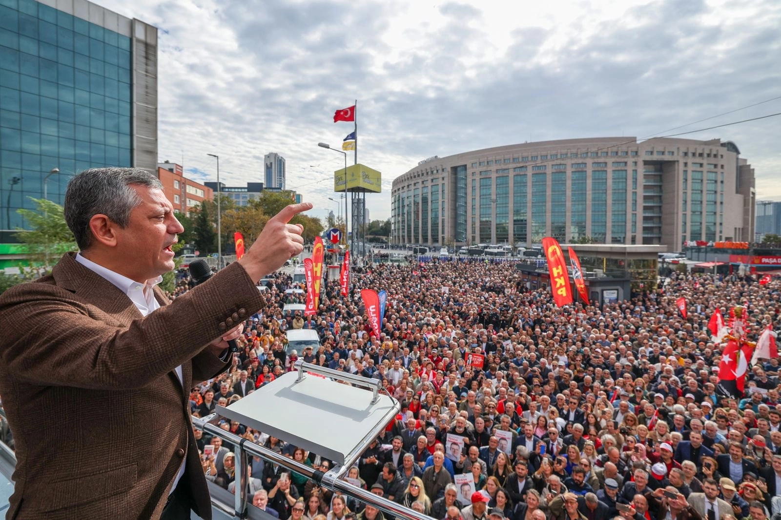 Özgür Özel: Ekrem Başkan’la ilişkilendirmeye çalıştıkları kişi biraz önce itirafçı olmuş