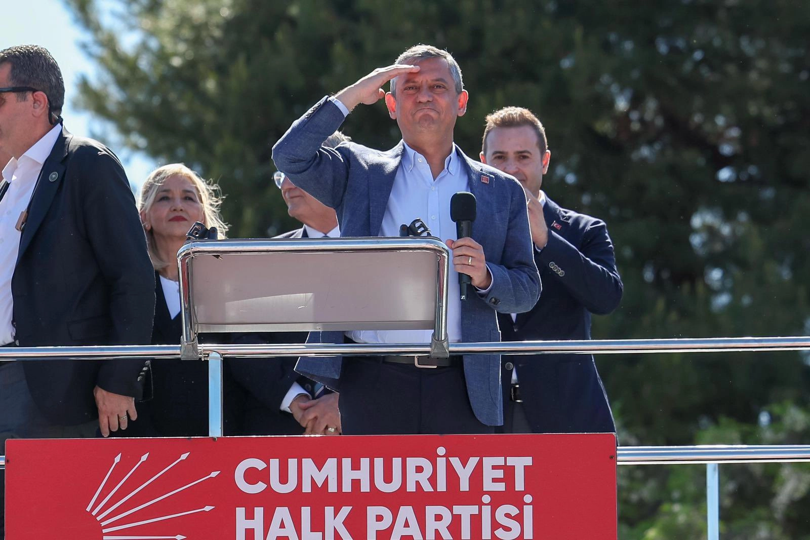 &Ouml;zg&uuml;r &Ouml;zel: Ekrem İmamoğlu&rsquo;nu bırakmayabilirler. Onun yerine adaylarımız olur, onun yerine elbette m&uuml;cadelemiz s&uuml;rer