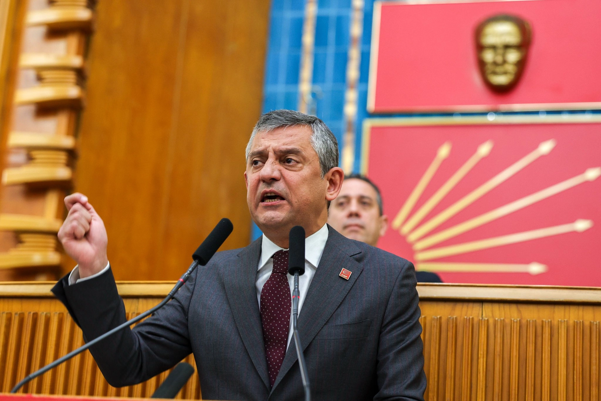 &Ouml;zg&uuml;r &Ouml;zel: Eşel Mobil Sistemi tekrar hayata ge&ccedil;irilmelidir