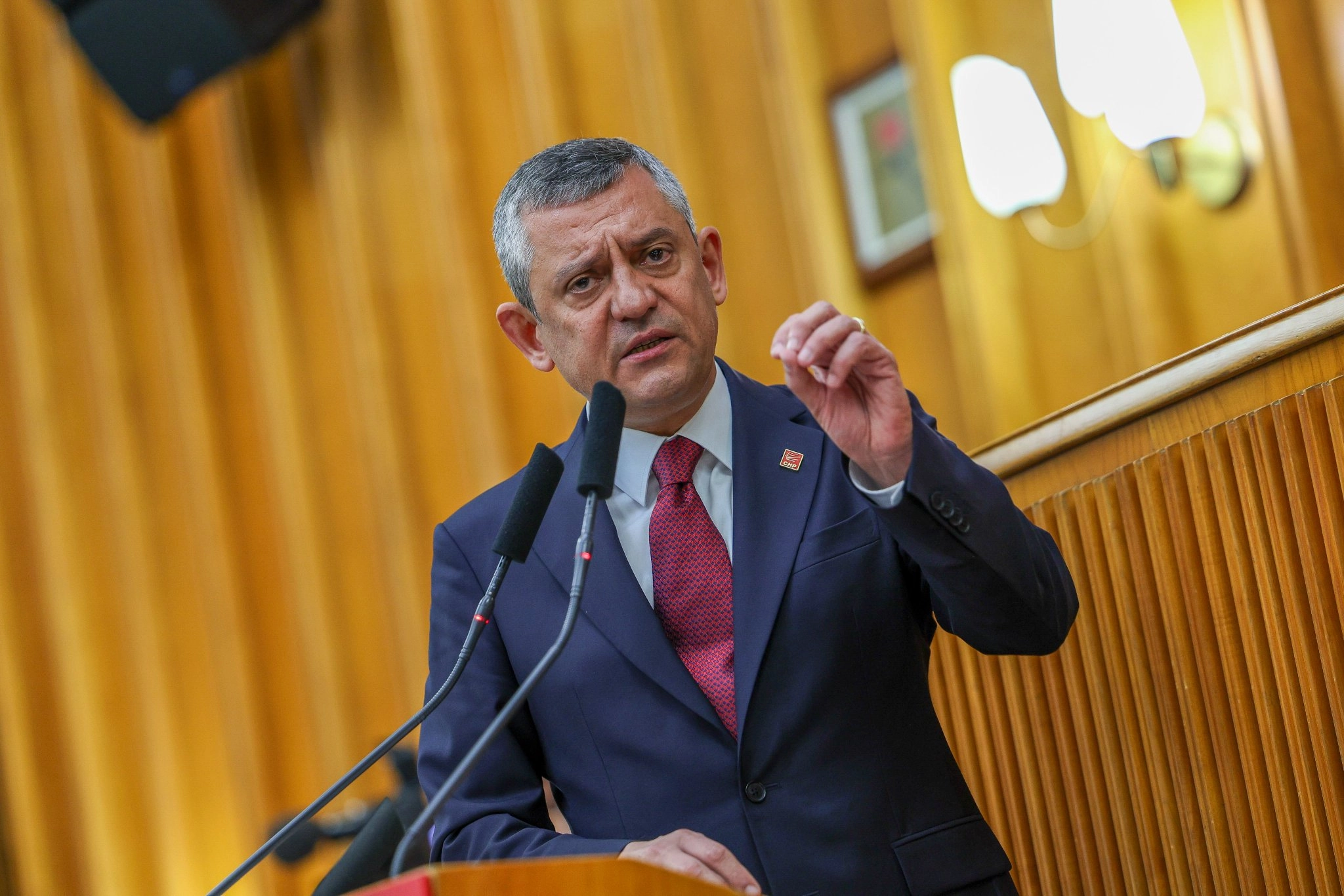 &Ouml;zg&uuml;r &Ouml;zel: iktidara y&uuml;r&uuml;yen partinin doğrusu da yanlışı da olur