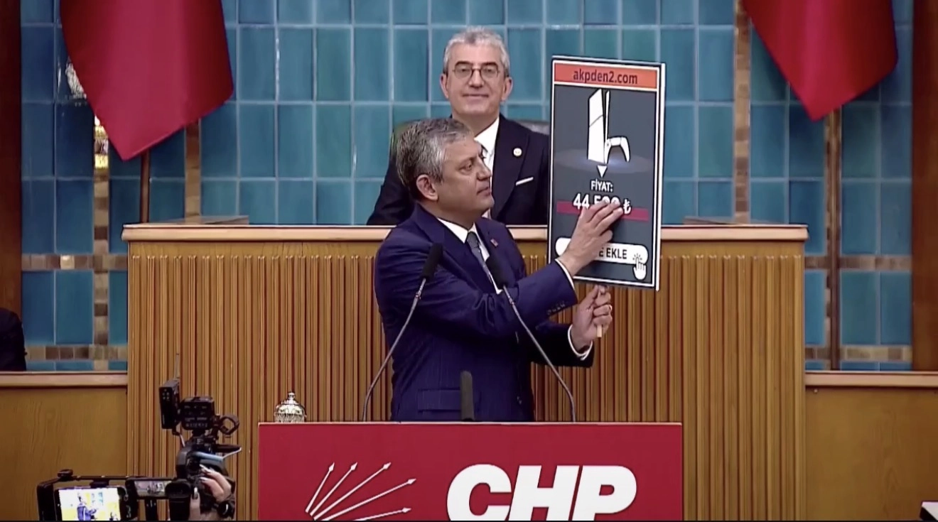 &Ouml;zg&uuml;r &Ouml;zel: Kurultay yapılırsa bu defter kapanır, &ouml;n&uuml;m&uuml;ze bakılır, iktidara y&uuml;r&uuml;n&uuml;r