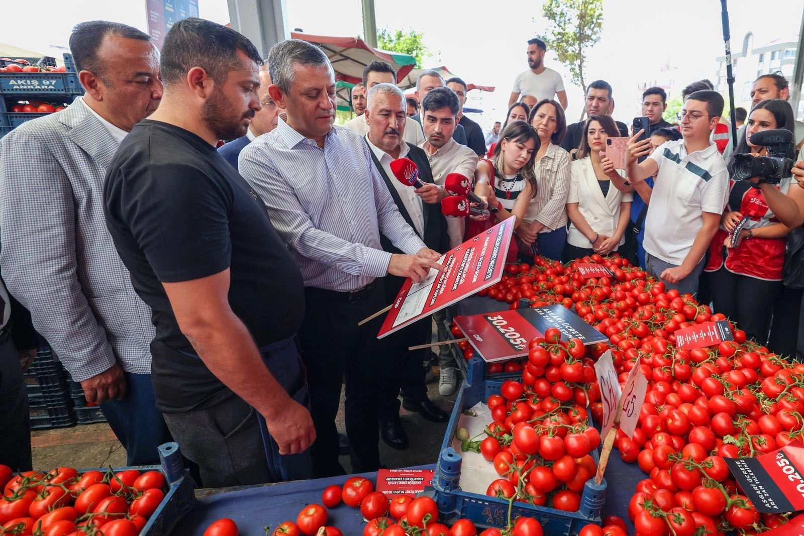 Özgür Özel: Pazarda fiyatlar bir senede iki katı arttı ama maaşlar artmadı