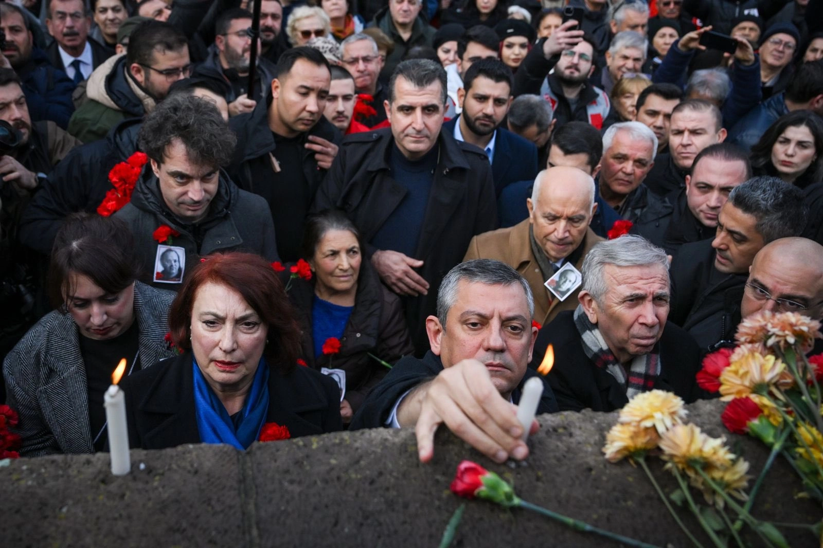 &Ouml;zg&uuml;r &Ouml;zel: Uğur Mumcu cinayetinde &ccedil;ekilmeyen tuğlalardan halen karşımızda bir duvar &ouml;r&uuml;l&uuml;d&uuml;r