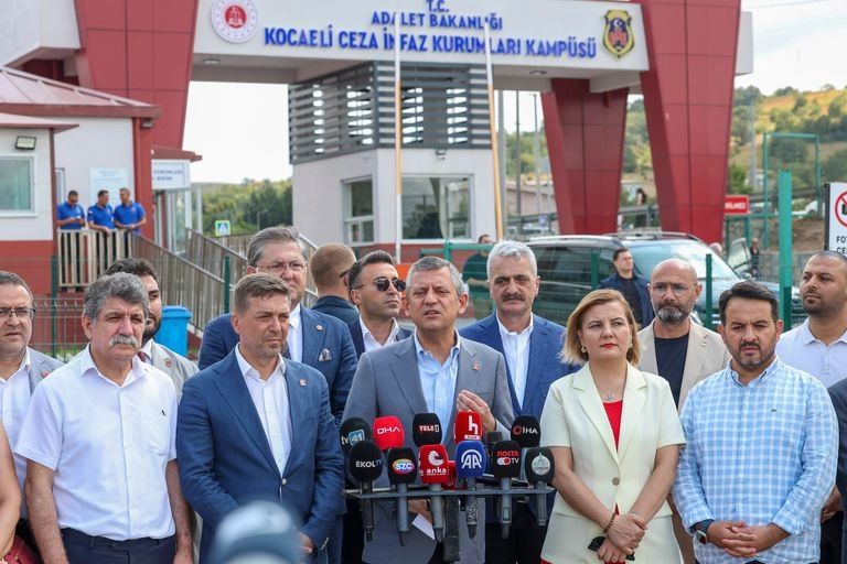 Özgür Özel: Ümit ediyorum ki Sayın Yüksekdağ da Sayın Demirtaş da özgürlüklerine kavuşur ve siyasi hayattaki yerini alırlar