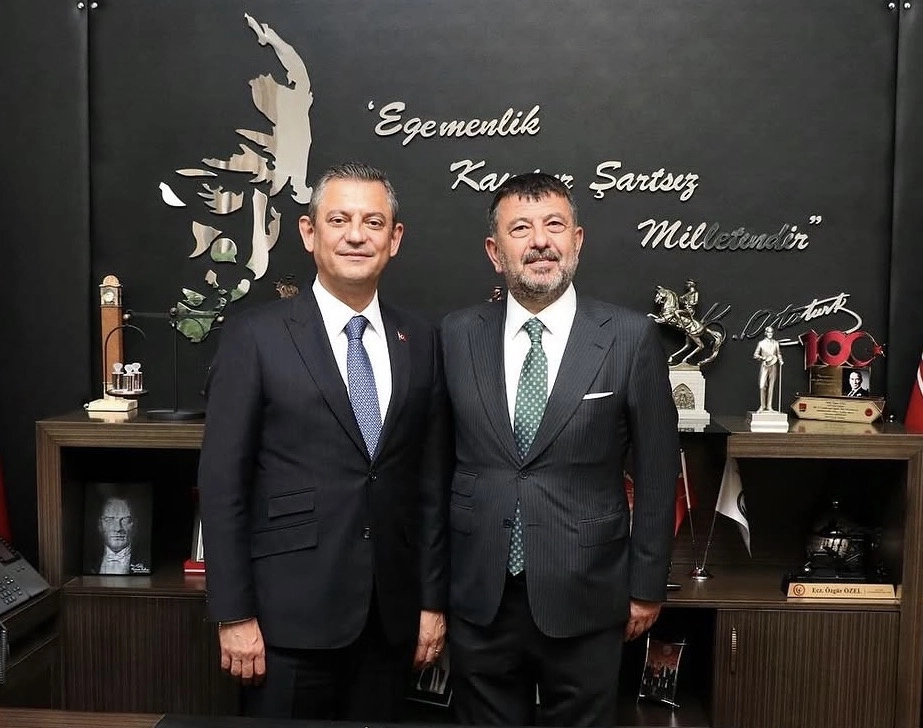 &Ouml;zg&uuml;r &Ouml;zel ve Veli Ağbaba hakkında &ldquo;zincirleme şekilde r&uuml;şvet&rdquo; iddiasıyla fezleke hazırlandı