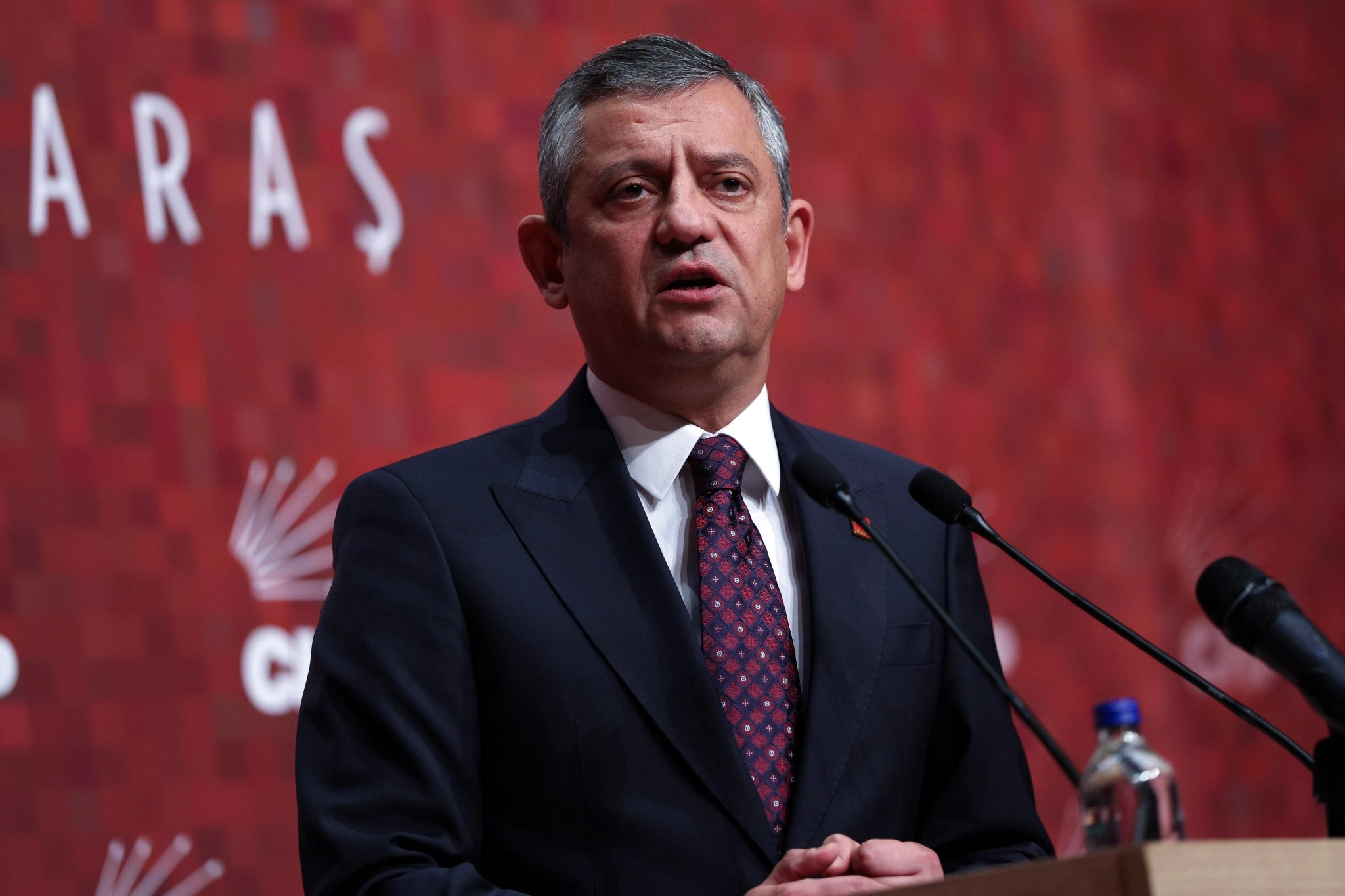 &Ouml;zg&uuml;r &Ouml;zel:Vaziyet bu haldeyse vazife iktidar olmaktadır