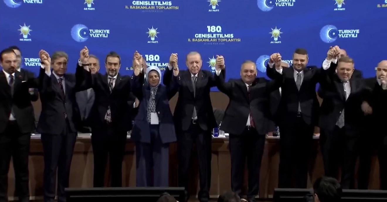 &Uuml;&ccedil; Belediye Başkanı AKP&rsquo;ye katıldı